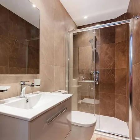 High-end With Comfy Beds & Super Wifi By 360 Estates Apartment